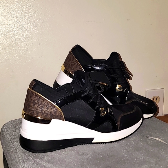Michael Kors Shoes - Picture 3 of 11